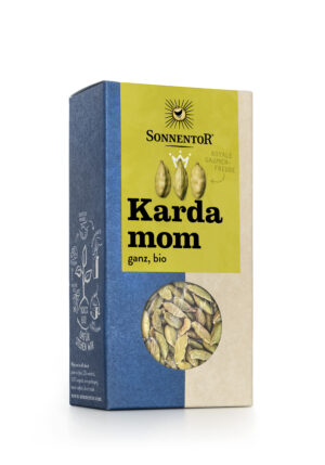 Eine Schachtel SONNENTOR BIO KARDAMON GANZ in blau-grüner Verpackung mit einem Fenster, durch das die ganzen Kardamomkapseln im Inneren sichtbar sind.
