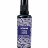 Das BURKHARDT KOMM TRAU DICH SPRAY ist eine schwarze Sprühflasche mit einem blau weiß gemusterten Etikett mit der Aufschrift "Komm Trau Dich. Kräuter Spirituosen für Körper, Geist & Seele.