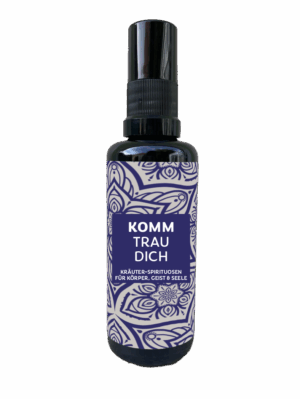 Das BURKHARDT KOMM TRAU DICH SPRAY ist eine schwarze Sprühflasche mit einem blau weiß gemusterten Etikett mit der Aufschrift "Komm Trau Dich. Kräuter Spirituosen für Körper, Geist & Seele.