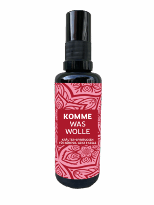 Eine dunkle Sprühflasche mit der Aufschrift BURKHARDT KOMM TRAU DICH SPRAY zeigt ein rot weißes Muster und den Text "Kräuter Spirituosen für Körper, Geist & Seele".