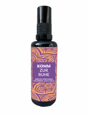Eine dunkle Sprühflasche mit der Aufschrift BURKHARDT KOMM TRAU DICH SPRAY mit lila und orangefarbenen Akzenten steht auf einem schlichten weißen Hintergrund.