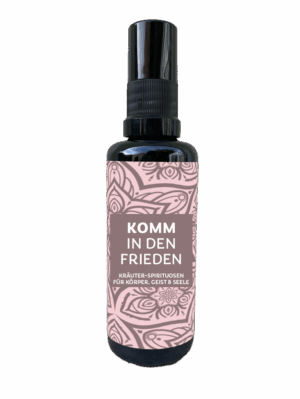 Eine dunkle Sprühflasche mit der Aufschrift BURKHARDT KOMM TRAU DICH SPRAY mit einem rosafarbenen Mustermotiv und dem Text "Komm in den Frieden. Kräuter Spirituosen für Körper, Geist & Seele" steht vor einem schlichten hellen Hintergrund.