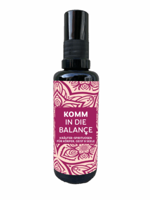 Eine dunkle Sprühflasche mit einem rosa gemusterten Etikett mit der Aufschrift BURKHARDT KOMM TRAU DICH SPRAY Kräuter Spirituosen für Körper, Geist & Seele auf weißem Hintergrund.