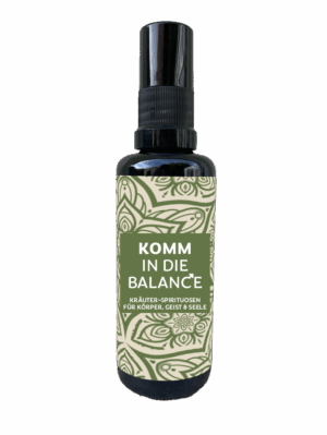 Eine dunkle Sprühflasche mit der Aufschrift "BURKHARDT KOMM TRAU DICH SPRAY" zeigt ein grün weißes Muster und den Text: Komm in die Balance Kräuter Spirituosen für Körper, Geist & Seele.