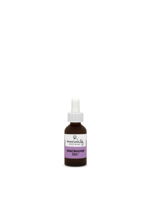 Eine braune Glastropfflasche mit der Aufschrift UNI NIACINAMID SERUM steht aufrecht vor einem schlichten weißen Hintergrund.