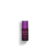 Eine dunkelviolette Flasche Dolomia Rose Therapy Serum mit passendem Deckel steht auf einem weißen Hintergrund und wirft einen Schatten.