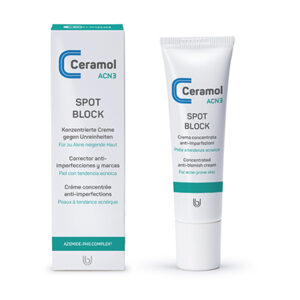 Auf der Tube und Schachtel der Creme UNI CERAMOL ACN SPOT BLOCK steht ein mehrsprachiger Text, der die Anwendung bei zu Akne neigender Haut und der Korrektur von Unreinheiten betont.