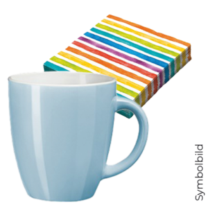 Eine hellblaue Deko-Liebhaber-Tasse steht vor einem Stapel regenbogengestreifter Servietten auf weißem Hintergrund.