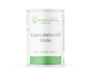 Ein weißer, zylindrischer Behälter mit der Aufschrift „MH EISEN.AKTIV.HILF STICK“, der „Eisen + Vitamin C Direkt Sticks“ als Nahrungsergänzungsmittel enthält, gekennzeichnet als vegan, laktosefrei und glutenfrei, von der Apotheke Mariahilf, mit Angaben zur Website und zur Adresse.