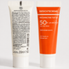 Zwei Tuben der Sonnencreme „UNI SONNE LEICHT LSF 50 APP SPF 50+“: Auf der einen ist das Etikett auf der Vorderseite mit den Produktdetails zu sehen, auf der anderen die Rückseite mit den Inhaltsstoffen und der Gebrauchsanweisung.