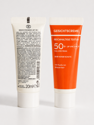 Zwei Tuben der Sonnencreme „UNI SONNE LEICHT LSF 50 APP SPF 50+“: Auf der einen ist das Etikett auf der Vorderseite mit den Produktdetails zu sehen, auf der anderen die Rückseite mit den Inhaltsstoffen und der Gebrauchsanweisung.