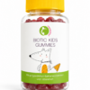 Eine durchsichtige Flasche mit der Aufschrift „MK BIOTIC.KIDS GUMMIES“ und einem gelben Deckel, gefüllt mit roten Gummibärchen. Auf dem Etikett ist ein Cartoon Fuchs abgebildet, der ein Gummibärchen in der Hand hält, sowie ein deutscher Text über Bakterienstämme und Vitamine.