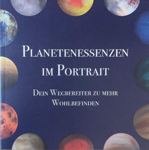 Das Buchcover von BUCH PLANETENESSENZ PORTRAIT zeigt illustrierte Planeten und den deutschen Titel "Planetenessenzen im Portrait: Dein Wegbereiter zu mehr Wohlbefinden" auf dunkelblauem Hintergrund.