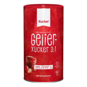 Ein roter zylindrischer Behälter mit XUCK GELIERXUCKER 3:1 11289, einem Gelierpulver auf Xylit Basis, das zu 99 % zuckerfrei und vegan ist und auf dessen Vorderseite ein Bild von Erdbeermarmelade abgebildet ist.