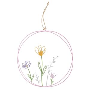 Eine runde, rosafarbene Drahtdekoration zum Aufhängen mit einer Illustration von drei einfachen Blumen in Gelb, Lila und Rosa und grünen Blättern im Inneren des Kreises.