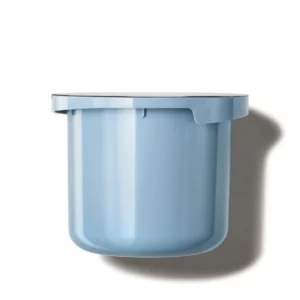 Ein hellblauer, zylindrischer Kunststoffbehälter mit einem flachen Deckel und einer kleinen Einkerbung an einer Seite, die einen Schatten auf einen weißen Hintergrund wirft.