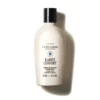 Eine Flasche L'Occitane en Provence Karité Confort Hydrating Shower Cream, 250 ml (8,4 fl. oz.), mit einer schwarzen Kappe auf weißem Hintergrund.