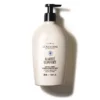 Eine beigefarbene Pumpflasche von L'Occitane Karité Confort Intense Moisture Body Lotion, 500 ml, auf weißem Hintergrund.