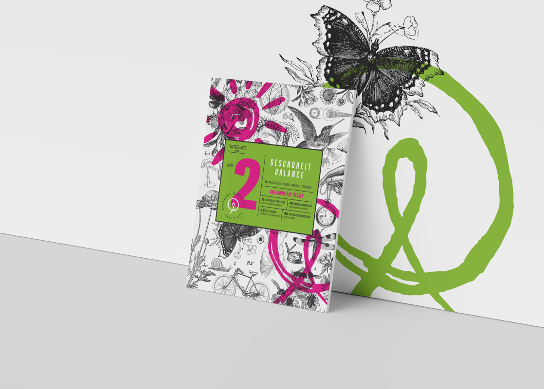 Ein Magazin mit schwarz weißen Naturillustrationen, rosafarbenen Akzenten und einer grünen Nummer 2 auf dem Cover, das an einer Wand mit einem passenden Schmetterling und einer grünen Linie lehnt perfekt für den Wartebereich einer Apotheke in Mariahilf oder Trofaiach.
